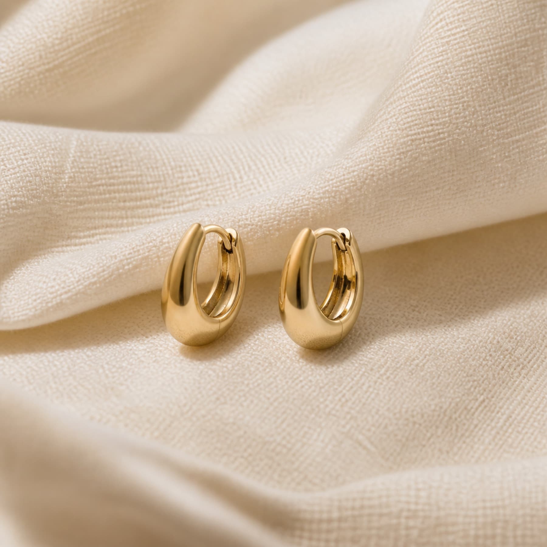 Close Huggie gold-tone earrings